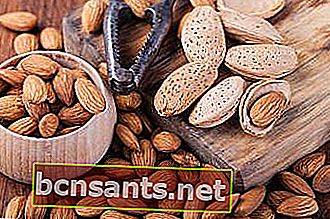 jenis makanan dengan protein tinggi, misalnya kacang almond